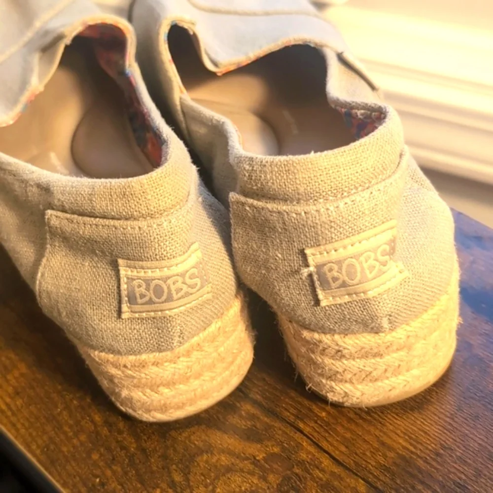 BoBs from Skechers Foam arch pillow Tan  Espadrilles Size 8